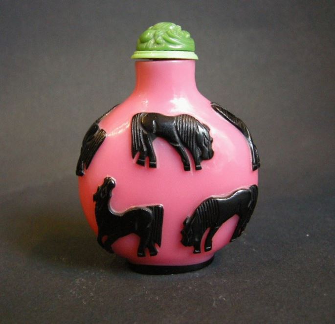 Glass Overlay snuff bottle pink and black sculpted with eight horses of legendary Mu Wang | MasterArt